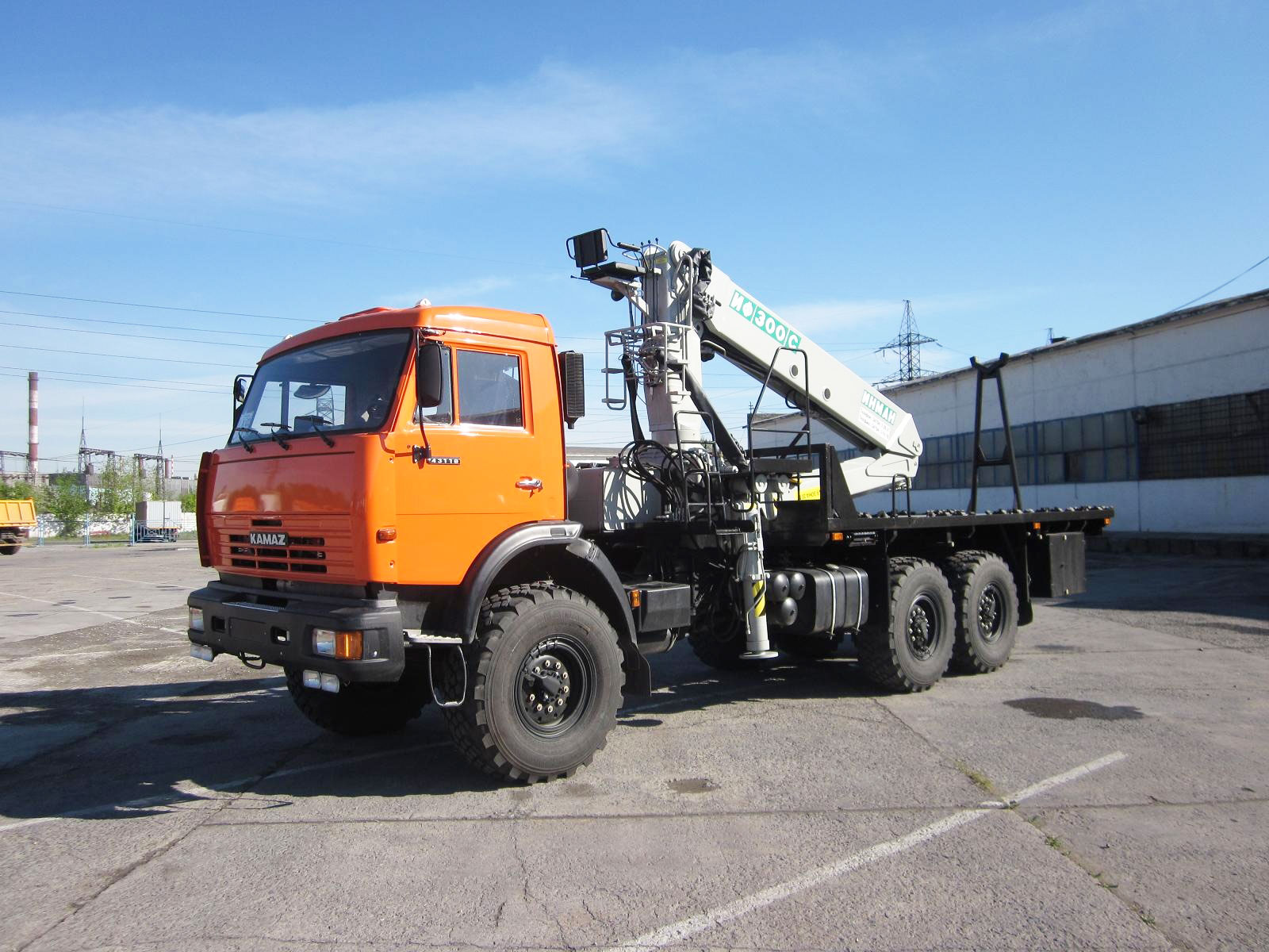 Бортовой автомобиль «КамАЗ 43118» с гидроманипулятором ИФ-300с