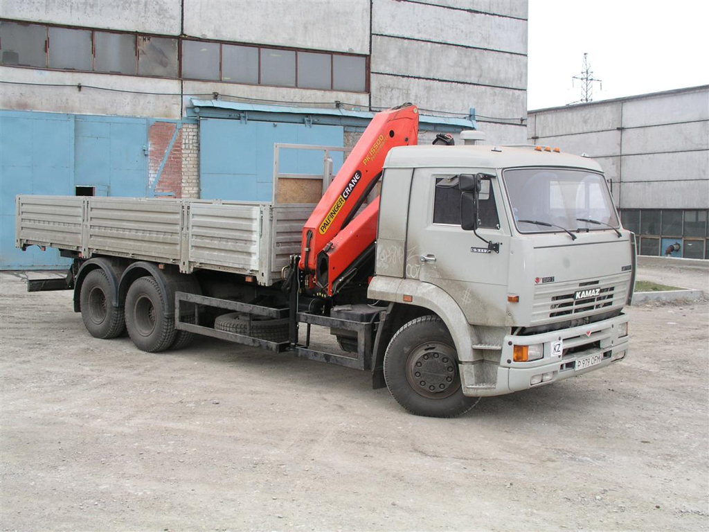 Бортовой автомобиль «Камаз 65117» с КМУ, общий вид