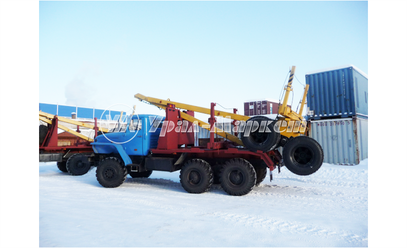 Лесовозный автопоезд с самопогрузкой прицепа-роспуска 4456R2 на шасси Урал 55571