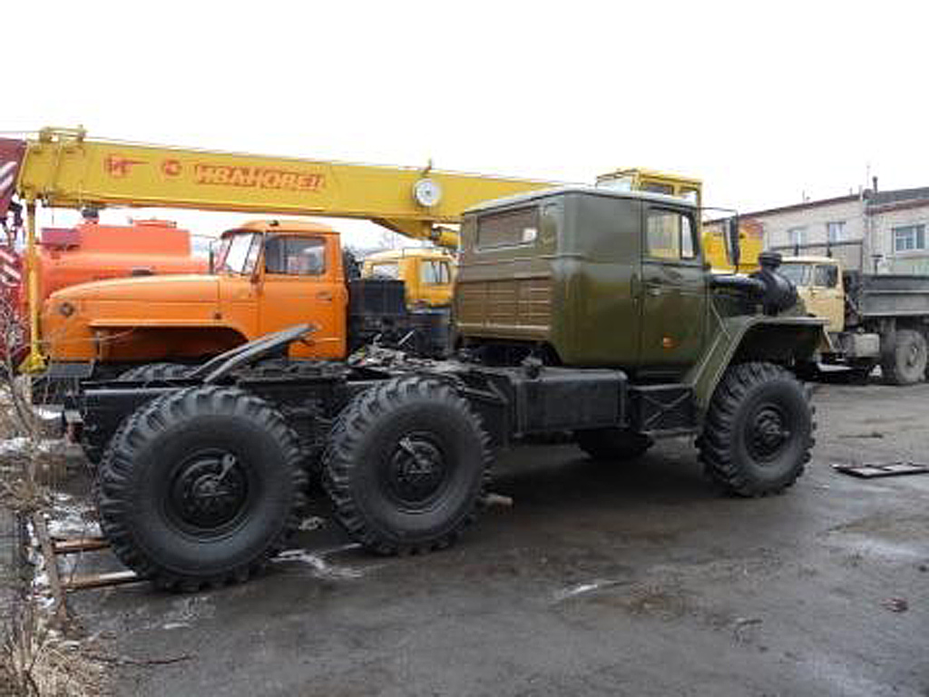 Седельный «Урал 44202-0511-60М» со спальным местом, вид с боку