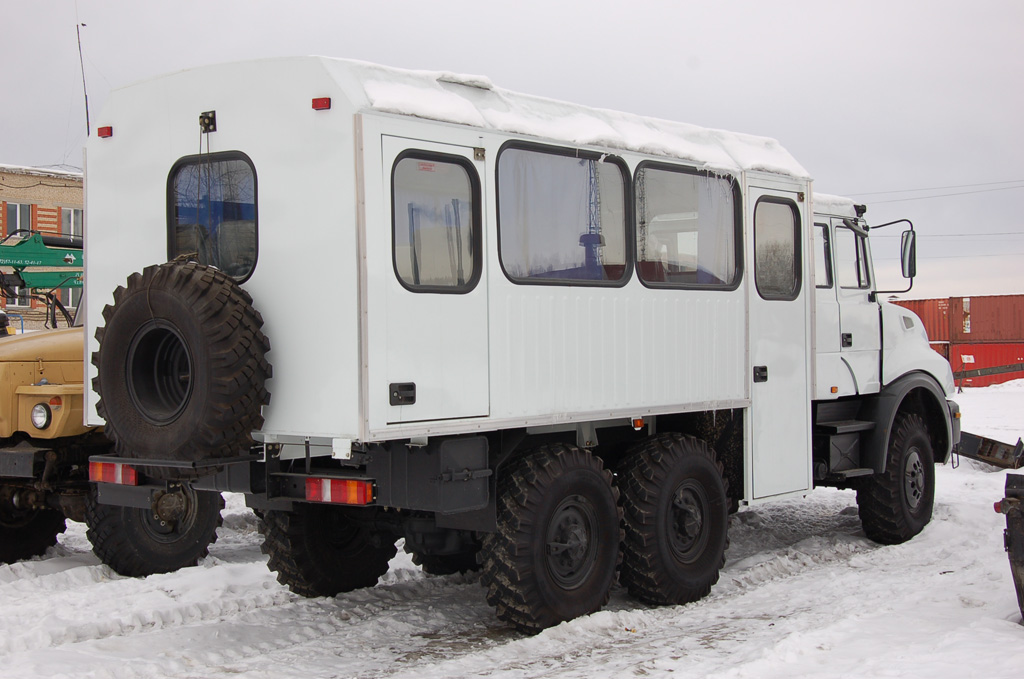Вахтовый автобус «Урал-3255» на стоянке, общий вид сзади