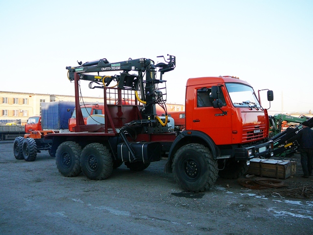 Лесовозный тягач «Камаз 43118» с гидроманипулятором ОМТЛ 70.02